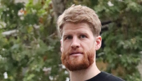 Τόμας Γουόκαπ: Βόλτα Με Την Κούκλα Εστρέλα