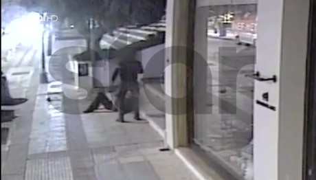 Αγρίνιο: Βίντεο Από Ξυλοδαρμό Άνδρα Στη Μέση Του Δρόμου