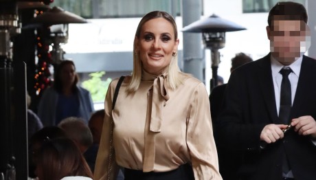 Ελεονώρα Μελέτη: Με office look και chic YSL τσάντα