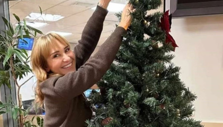 Ζαχαρέα: Στόλισε το δέντρο στο Star μαζί με την ομάδα της