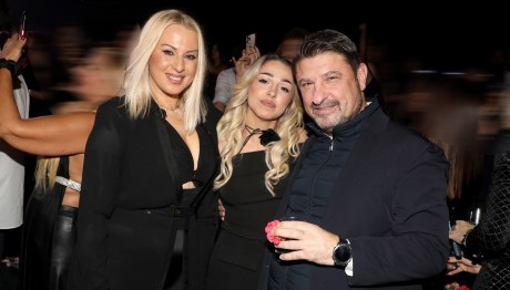 Νίκος Χαρδαλιάς: Σε βραδινή έξοδο με τη σύζυγο και την 23χρονη κόρη του