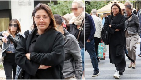Έλενα Παπαρίζου: Με casual εμφάνιση στο κέντρο της Αθήνας