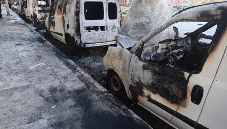 Εμπρηστική Επίθεση Σε Φορτηγάκια Των ΕΛΤΑ Στην Καλλιθέα