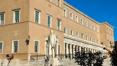 Αστυνομικός Βουλή: Κοιτούσε Τις 12χρονες Κόρες Φίλων Του