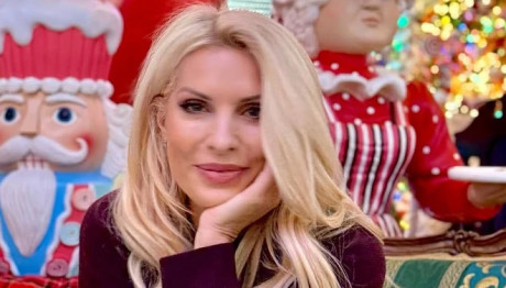 Μενεγάκη: Βόλτα στη γιορτινή Αθήνα με το statement χρώμα