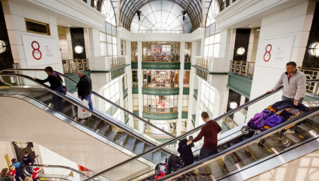 Νεκρός Άνδρας Που Έπεσε Από Μεγάλο Ύψος Σε Εμπορικό