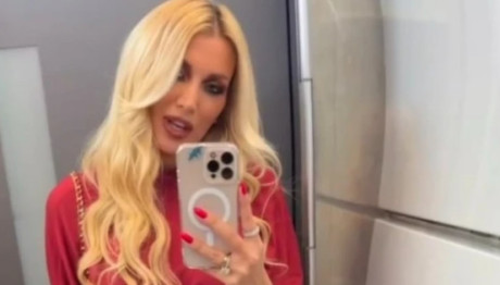 Κωνσταντίνα Σπυροπούλου: Με το απόλυτο burgundy φόρεμα