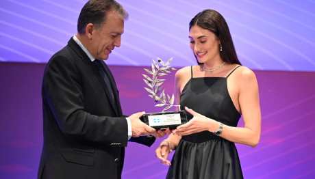 Ευαγγελία Πλατανιώτη: Εντυπωσιακή Στη Βράβευσή Tης