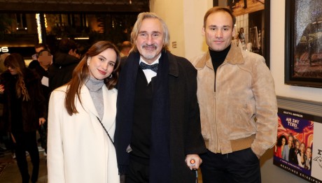 Άκης Σακελλαρίου: Με τα δυο του παιδιά & πατερίτσα στην πρεμιέρα Μαρκουλάκη