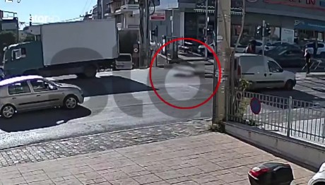 Τροχαίο Μαραθώνος: Η Στιγμή Που Φορτηγό Διαμελίζει Πεζό