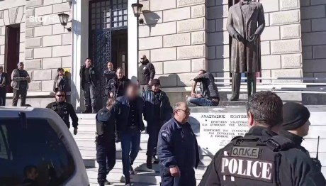 Αστυνομικός Βουλής: Αποδοκιμασίες Από Οργισμένο Πλήθος