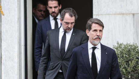 Τέως Βασιλική Οικογένεια: Ποιο Επίθετο Διάλεξε;