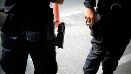 Χειροπέδες Σε 2ο Αστυνομικό Της Βουλής Για Ενδοοικογειακή Βία