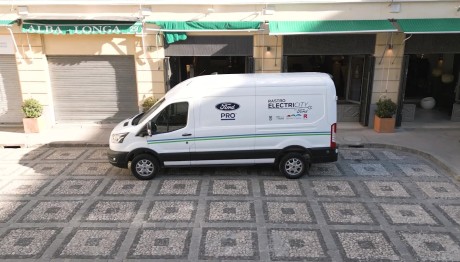 Ford: Πόσα γλυτώνει μια επιχείρηση αν έχει ηλεκτρικό βαν