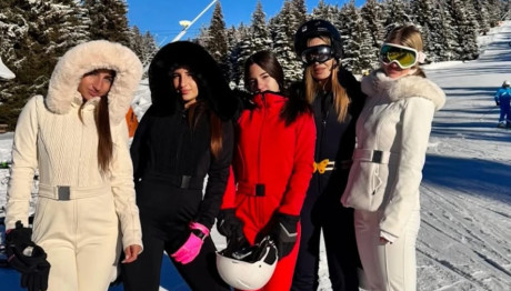 Πετρουλάκη: Για Σκι Στη Σερβία Με Τις Καλλονές Κόρες Της
