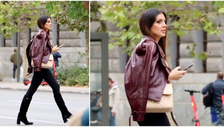 Σταματίνα Τσιμτσιλή: Στο κέντρο με biker jacket και μπότες Prada