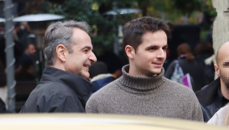 Κυριάκος Μητσοτάκης: Βόλτα Με Τον Γιο Του Στο Κέντρο