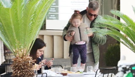 Γιούρκας Σεϊταρίδης: Για brunch στο κέντρο με τη σύζυγο και την κόρη τους