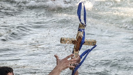 Θεοφάνεια: Ο Αγιασμός των υδάτων και η κατάδυση του Τίμιου Σταυρού
