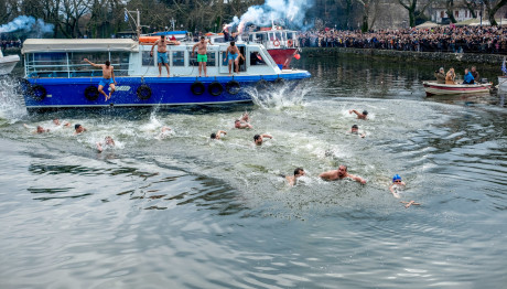 Θεοφάνεια 2025: Μία 12χρονη μαθήτρια έπιασε τον Σταυρό στα Ιωάννινα