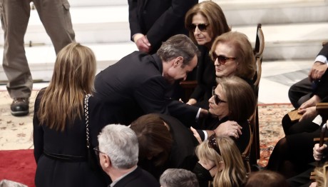 Σύσσωμος Ο Πολιτικής Κόσμος Στην Κηδεία Σημίτη