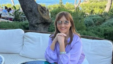 Μάρα Ζαχαρέα: Ποζάρει με φλοράλ φόρεμα και θέα τη θάλασσα