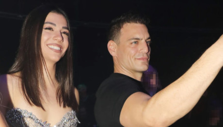 Μελίνα Νικολαΐδη: Στα Μπουζούκια Με Σέξι Λευκό Μίνι Φόρεμα