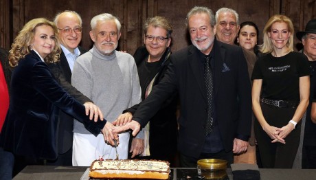 Γρηγόρης Βαλτινός: Με τον γιο του στην κοπή της πίτας για την «Ετυμηγορία»