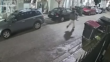 Περιστέρι: Επιδειξίας Κυνήγησε Γυναίκα Έως Το Σπίτι Της