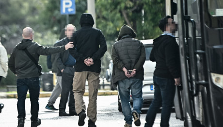 Κύκλωμα Προστασίας: Μπλεγμένος Γιος Αστρολόγου