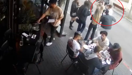 Τελ Αβίβ: Η Στιγμή Που 19χρονος Επιτίθεται Με Μαχαίρι