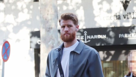 Τόμας Γουόκαπ: Φιλιά Με Την Κουκλάρα Σύζυγό Του