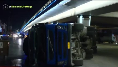 Κηφισός: Ανετράπη Νταλίκα Στον Παράδρομο Στην Ιερά Οδό