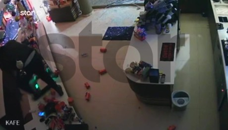 Κορωπί: Βίντεο Από Τη Διάρρηξη Σε Ζαχαροπλαστείο - Καφέ
