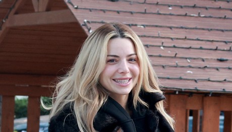 Josephine: Βόλτα Στη Γλυφάδα Με Την Αδελφή Της