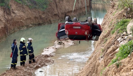 Μενίδι: Νεκρή Γυναίκα Που Έπεσε Με Αυτοκίνητο Σε Ρέμα