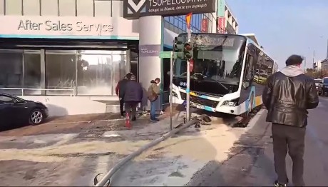 Μεσογείων: Λεωφορείο Προσέκρουσε Σε Φανάρι