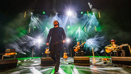 40 FINGERS: Δεξιοτέχνες κιθαρίστες σε μια μοναδική συναυλία