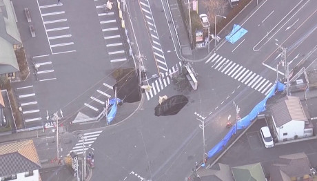 Ιαπωνία: Οδηγός Εγκλωβισμένος Σε Τρύπα Που Άνοιξε Στον Δρόμο