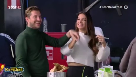 Το ξέφρενο backstage τσιφτετέλι της Ελένης Χατζίδου