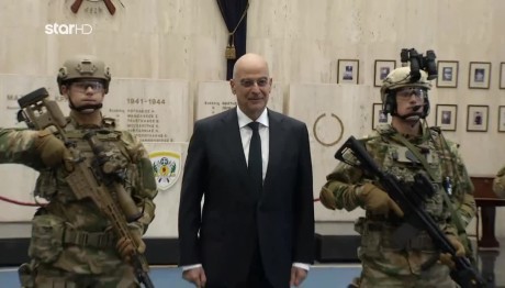 Παρουσιάστηκε η νέα στολή του Έλληνα μαχητή