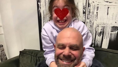 Μιχάλης Κουϊνέλης: Η Κόρη Του Τραγουδά Στο Video Clip Toυ