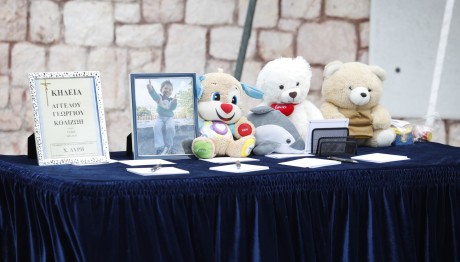 3χρονος Άγγελος: Θρήνος Στην Κηδεία Του Στην Καλλιθέα