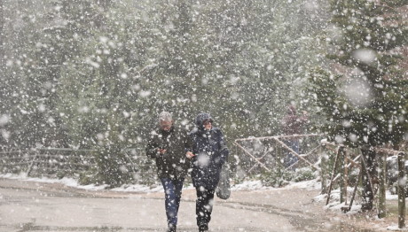 Καιρός: Τσουχτερό κρύο και θυελλώδεις άνεμοι στο Αιγαίο - Πού θα χιονίσει