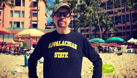 Τομ Ρόμπινς: Έφυγε από τη ζωή ο εμβληματικός Αμερικανός συγγραφέας