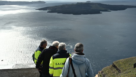 Σεισμός Σαντορίνη: Δημιουργείται Νέος Κρατήρας Στην Άνυδρο