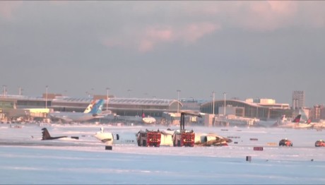 Καναδάς: Αεροπλάνο Αναποδογύρισε Ενώ Προσγειωνόταν