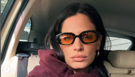 Χριστίνα Μπόμπα: Μας δείχνει το τέλειο girly office look της