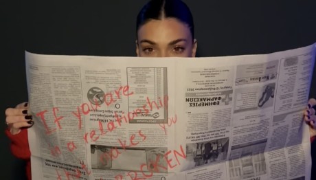 Ήβη Αδάμου: Τραγουδά «Φεύγω για Μένα»