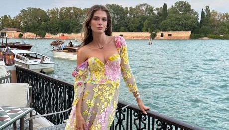 Αμαλία Κωστοπούλου: Με ιδιαίτερο φόρεμα σε θρυλικό μπαρ του Παρισιού